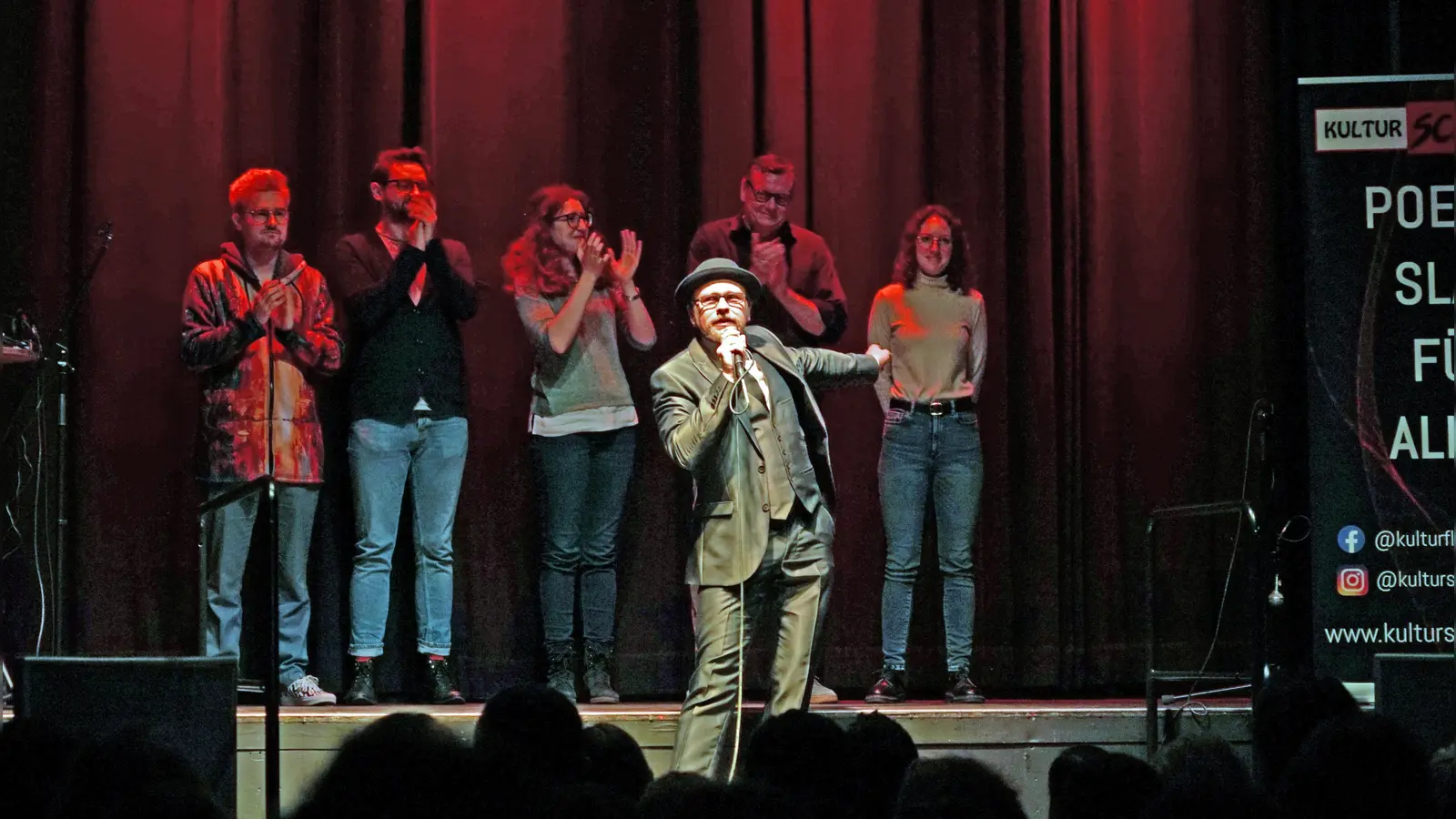 Michael Jakob (vorne) hatte zur Jubiläumsausgabe erfolgreiche Slammer eingeladen (von links): das Sieger-Team Wortwin &amp; Slamson, Maron Fuchs, Thomas Schmidt und Lotta Emilia. (Foto: Elke Walter)