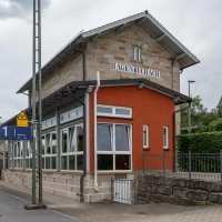 Aufwendig war das von der Gemeinde gekaufte Bahnhofsgebäude in Hagenbüchach saniert worden. Dafür gab es sogar 2016 einen Staatspreis für das schmucke Haus. (Foto: Mirko Fryska)