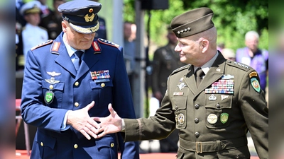Eine Ebene unter Oberbefehlshaber General Christopher G. Cavoli (r) wird es demnächst einige Änderungen in der Nato-Kommandostruktur geben. Das Kommando über das Joint Force Command Brunssum werden sich dann Deutschland und Polen im Rotationsprinzip teilen. Derzeit wird es von dem deutschen General Ingo Gerhartz geführt (l). (Archivbild) (Foto: Federico Gambarini/dpa)