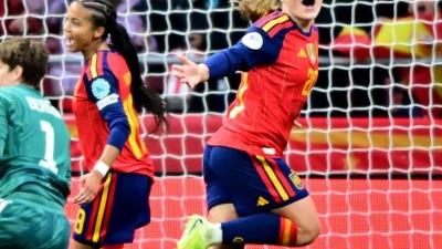 Klare Verhältnisse in Madrid: Doppeltorschützin Pina darf jubeln, Torhüterin Berger ist geschlagen. (Foto: Sebastian Christoph Gollnow/dpa)