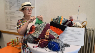 Am Gemeinschaftsschal der Nachbarschaftshilfe, der derzeit im Rathaus bereit liegt, hat auch Dagmar Meyer schon mitgestrickt. (Foto: Andreas Reum)