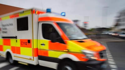 Alle Verletzten wurden durch mehrere Rettungswagen in die nächste Klinik gebracht. (Symbolbild) (Foto: Nicolas Armer/dpa)