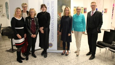 Freuen sich auf das neue Konzept des LeseSpaß (von links): Lions-Vizepräsdentin Susanne Köhl, Löwin Dr. Herta Kessler, Friedrich-Güll-Schule-Rektorin Karin Promm, LeseSpaß-Koordinatorin Kathleen Schnabel, Lions-Club-Präsidentin Nina Stegmann, Elisabeth Meisel, die Vorsitzende des Kulturforums, und Stefan Exner, Schulleiter des Gymnasium Carolinum. (Foto: Stefan Neidl)