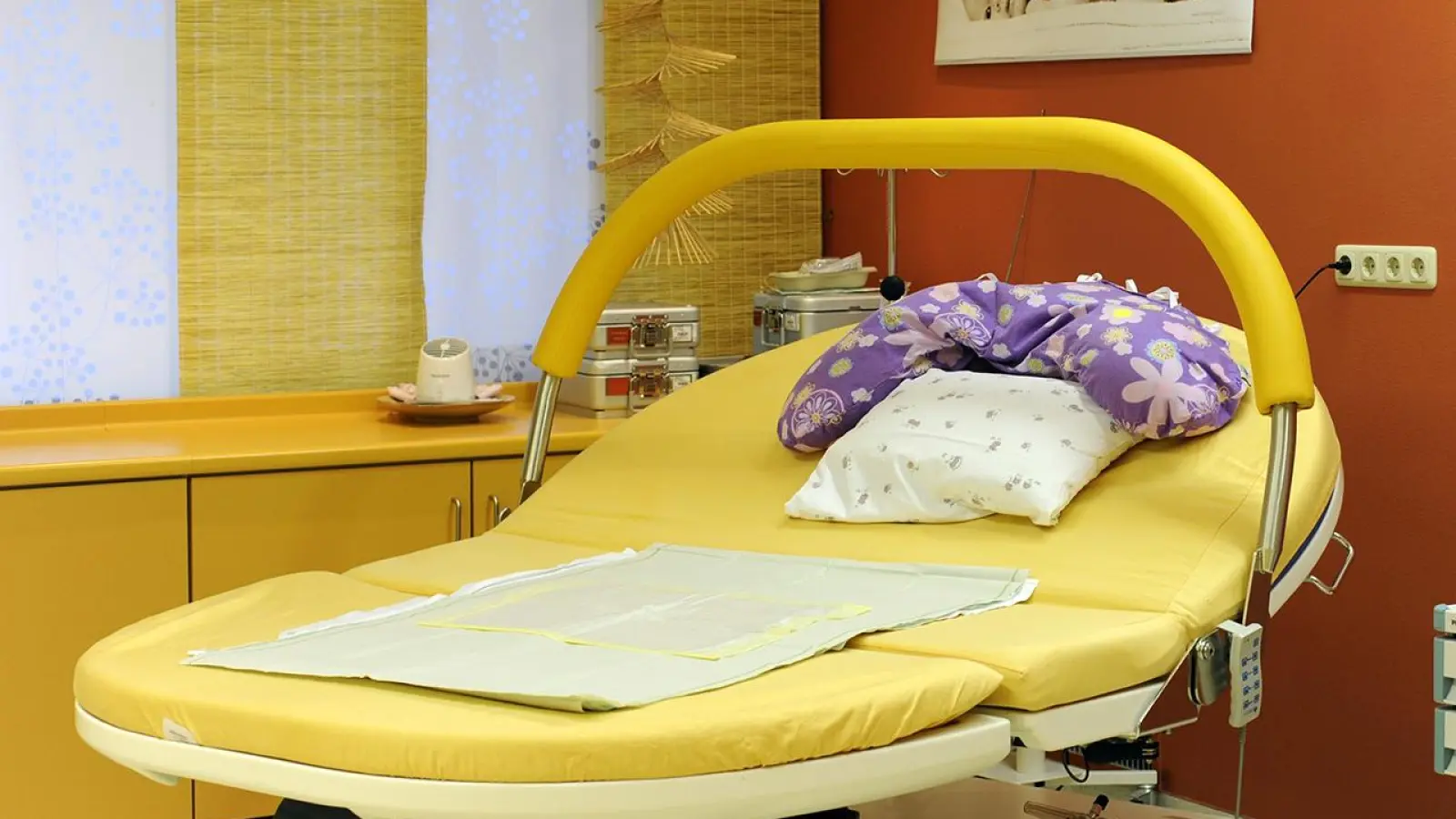 Fast alle Kinder kommen im Kreißsaal einer Klinik zur Welt, während Hebammen die Mütter begleiten. Im ANregiomed-Klinikum Ansbach war das vorübergehend nur stark eingeschränkt möglich. (Symbolfoto: FLZ-Archiv)