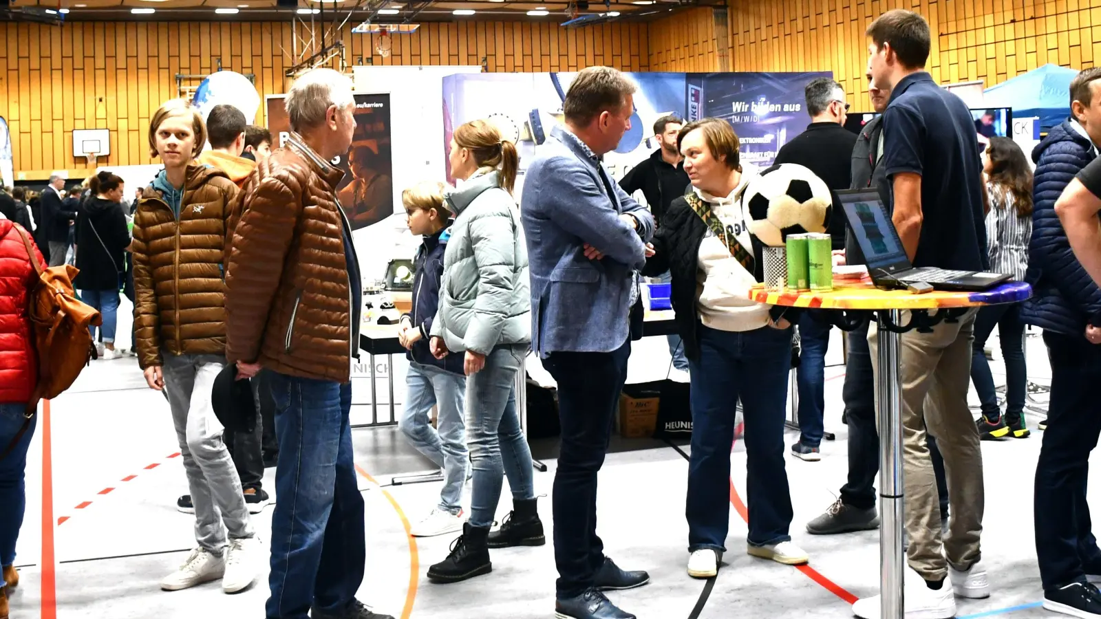 Die Ausbildungsplatzbörse bietet Raum für viele Fragen. Vertreterinnen und Vertreter aus den verschiedensten Unternehmen und Institutionen freuen sich auf zahlreiche Besucher und stellen ein breites Spektrum an Ausbildungsberufen vor. Sie haben die Chance, Infos einzuholen und sich von Ausbildungsleiterinnen und Ausbildungsleitern beraten zu lassen.  (Foto: Gudrun Schwarz-Köhler)