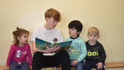 Conrad Gehringer ist als Sprachbuddy im Rahmen seines FSSJ in der katholischen Kita in Neustadt im Einsatz. Durch die weißen T-Shirts sind der 14-Jährige und seine Kollegen gut zu erkennen. Foto: Ute Niephaus