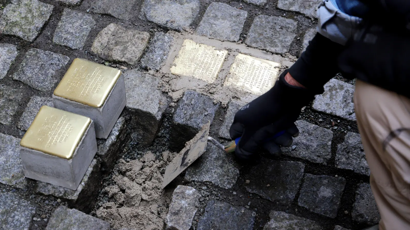 Der Künstler Gunter Demnig setzte neue Stolpersteine in den Boden, zum Beispiel hier in der Reuterstraße 2a vor dem jüdischen Dienerhaus für Sali Schmid, Rosa Schmid, Hedwig Neuberger und Julius Neuberger. (Foto: Oliver Herbst)