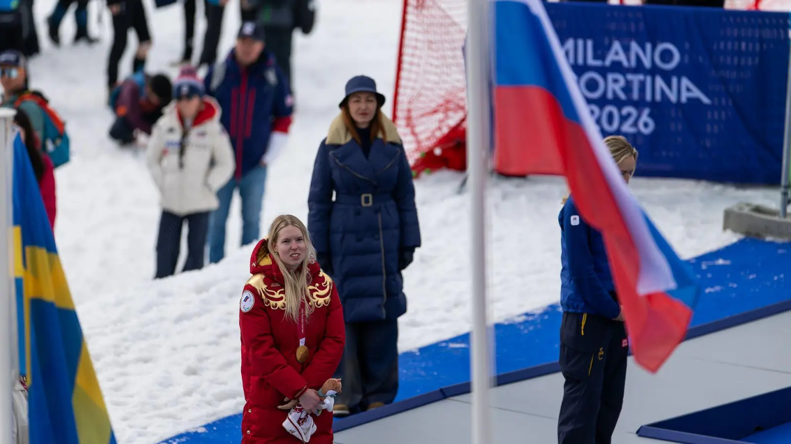 Für Siegerin Warwara Worontschichina weht die russische Fahne bei den Paralympics. (Foto: Philipp von Ditfurth/dpa)