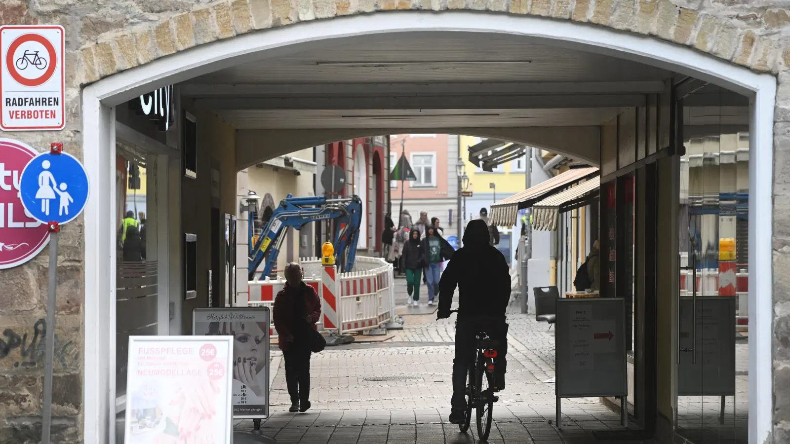Vor allem im Bereich des Durchgangsschulhauses kommt es immer wieder zu gefährlichen Begegnungen im Zusammenspiel von Fuß- und Radverkehr. (Archivbild: Jim Albright)