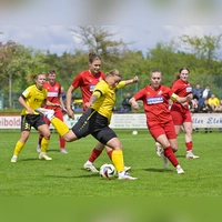 Anna Wachal (am Ball, hier gegen Sand) hatte die Führung für Weinberg auf dem Fuß. (Foto: Martin Rügner)