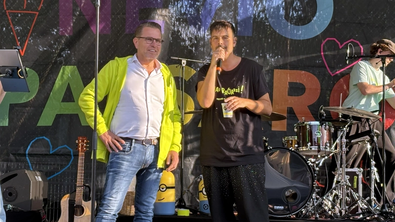 Nevio Passaro (rechts) mit LGS-Geschäftsführer Rüdiger Eckhardt beim Schulhofkonzert in Emskirchen. (Foto: Landesgartenschau Bad Windsheim)