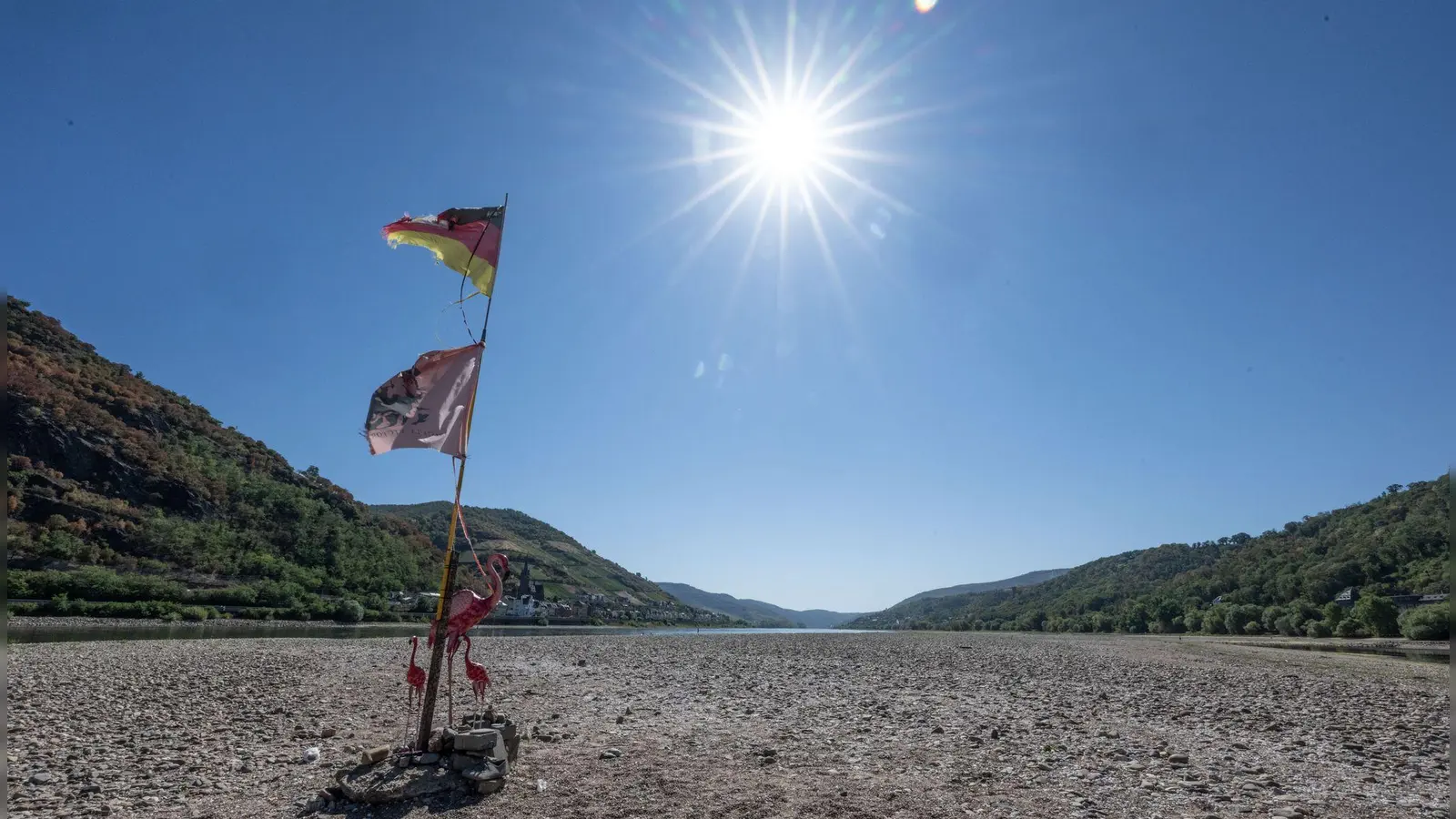 In Rheinland-Pfalz zeigt sich das ausgetrocknete Flussbett des Rheins. (Foto: Boris Roessler/dpa)