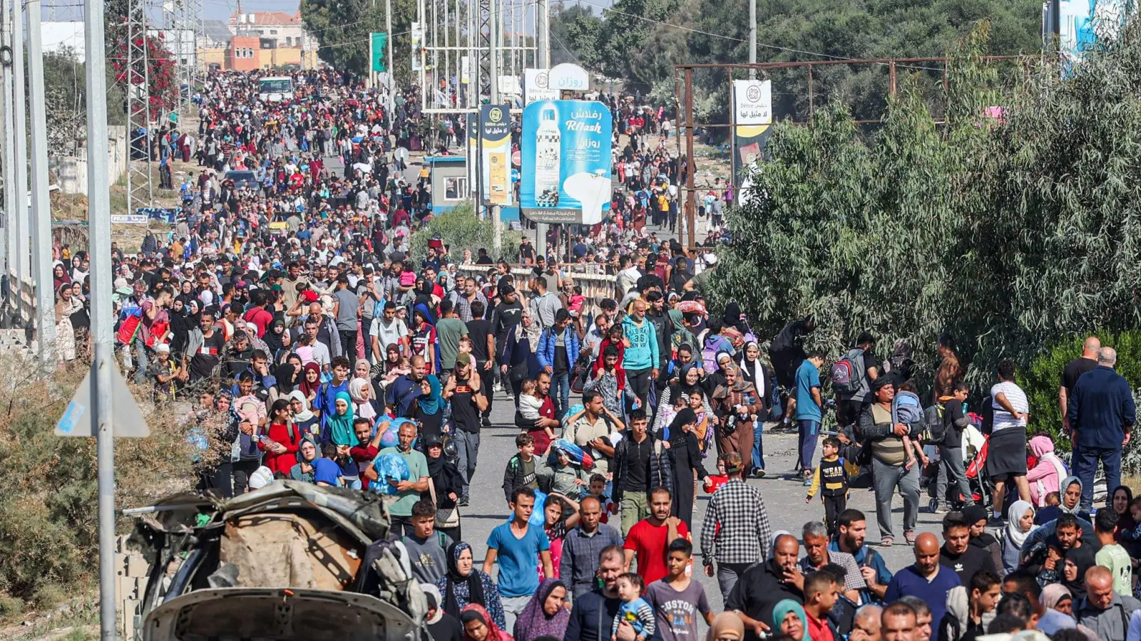 Palästinensische Familien fliehen aus Gaza-Stadt und anderen Teilen des nördlichen Gazastreifens in Richtung der südlichen Gebiete. (Foto: Ahmed Zakot/SOPA Images via ZUMA Press Wire/dpa)